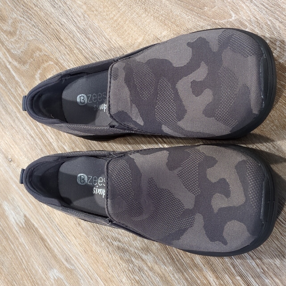 💚🍂🍃 NIB Bzees Camouflage Slip-On Sneakers Women's size 6💚🍂🍃 - Picture 3 of 14